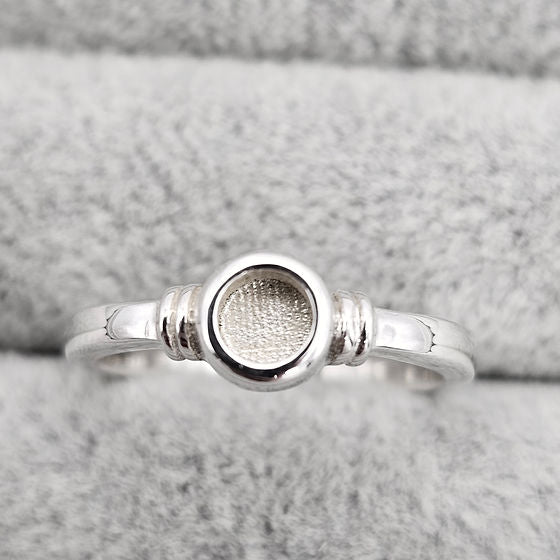 Elegant Circle Bar detail Keepsake Ring