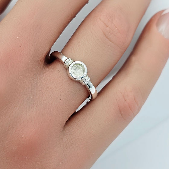Elegant Circle Bar detail Keepsake Ring